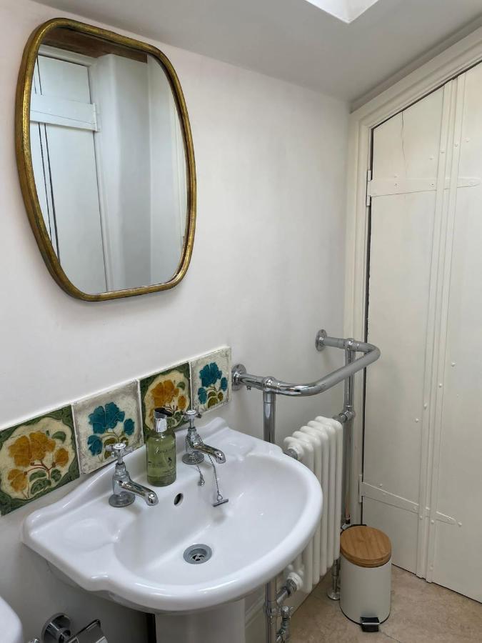 Hebe Cottage - Idyllic And Homely With Attention To Detail Atworth Esterno foto