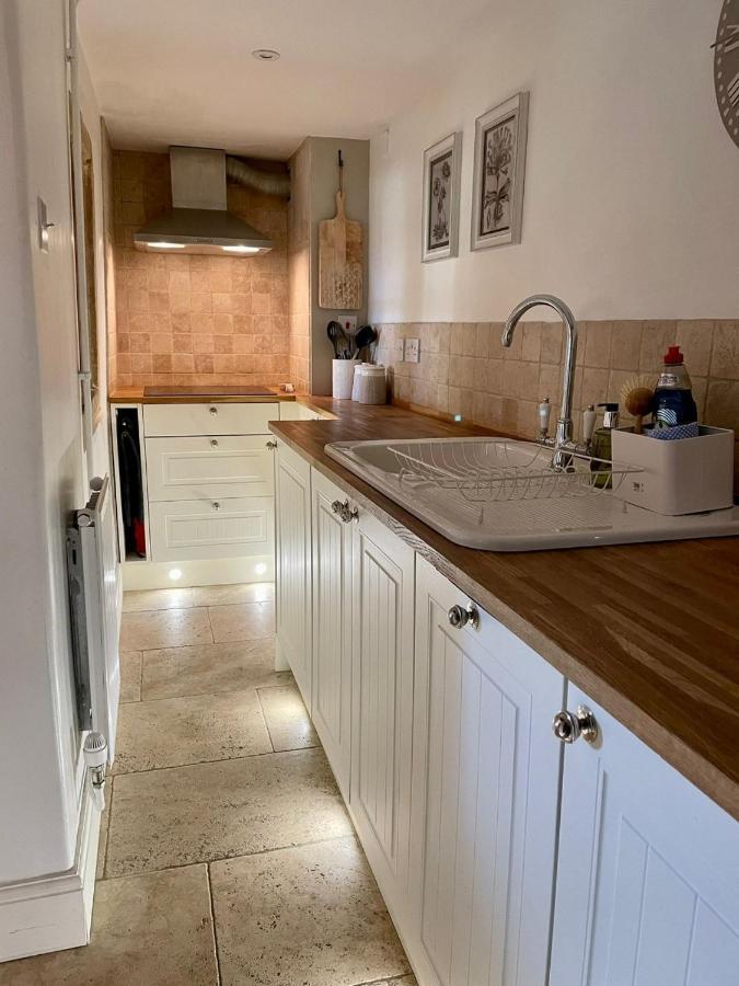 Hebe Cottage - Idyllic And Homely With Attention To Detail Atworth Esterno foto