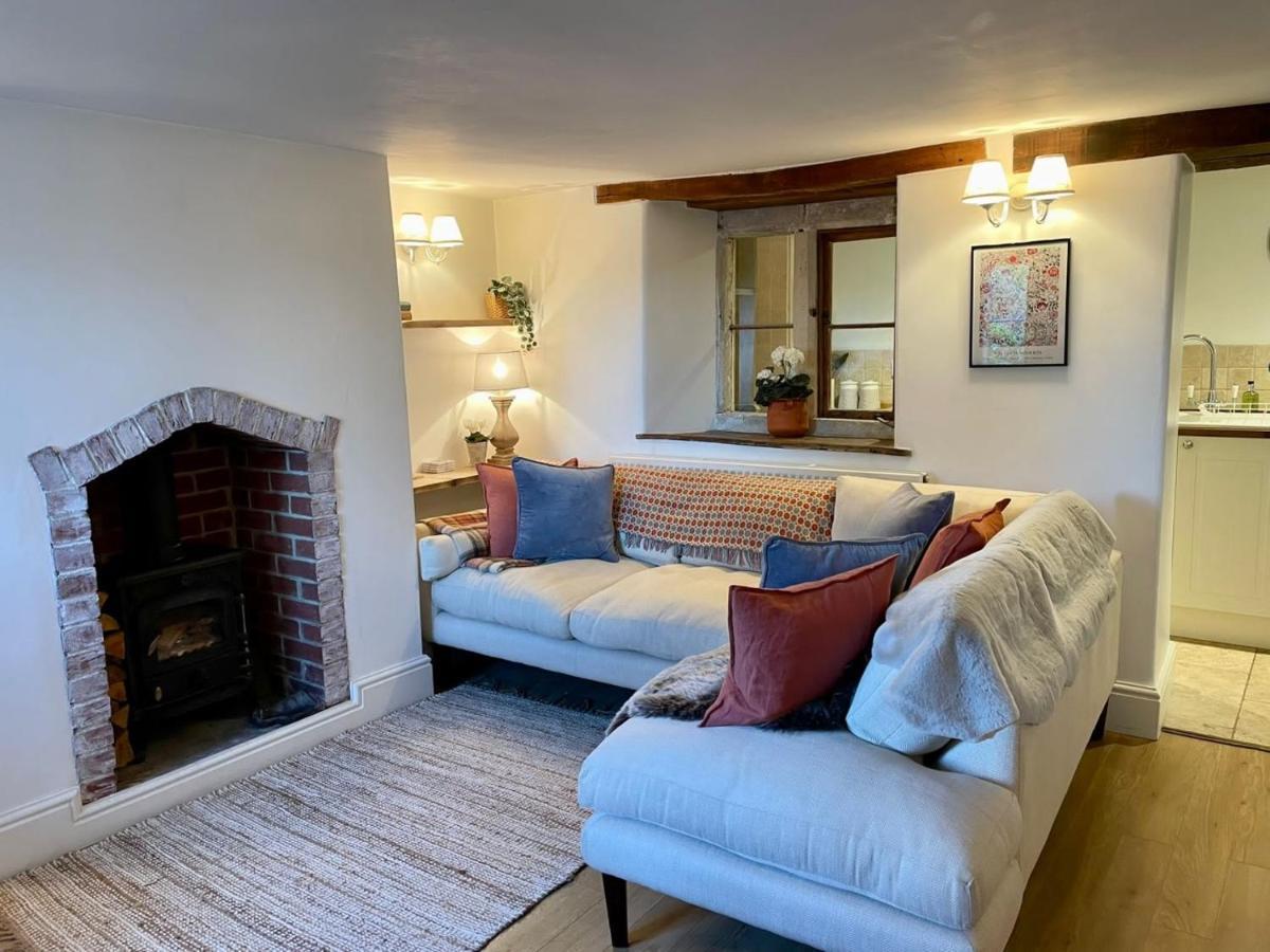 Hebe Cottage - Idyllic And Homely With Attention To Detail Atworth Esterno foto