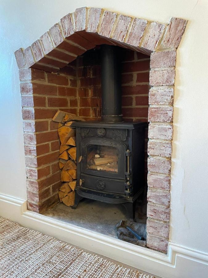 Hebe Cottage - Idyllic And Homely With Attention To Detail Atworth Esterno foto