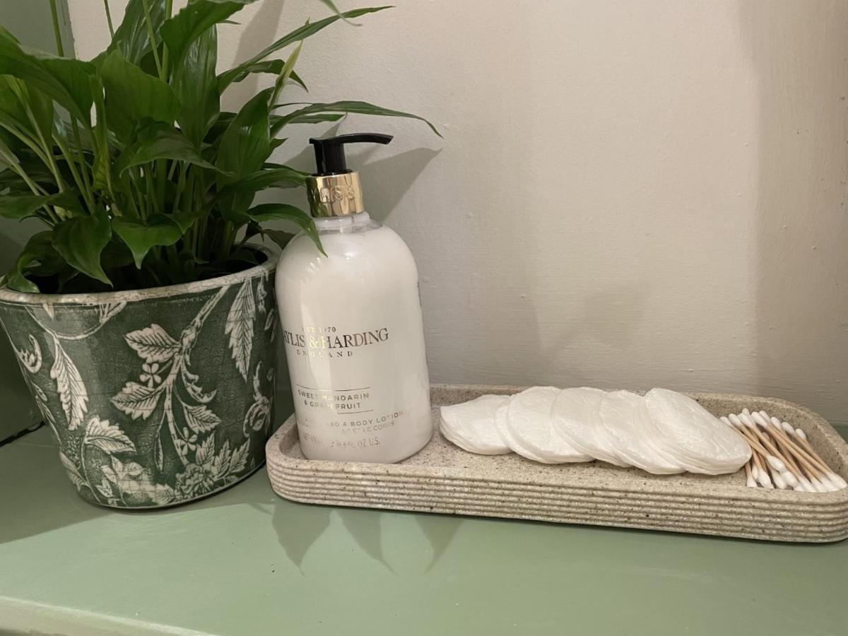 Hebe Cottage - Idyllic And Homely With Attention To Detail Atworth Esterno foto